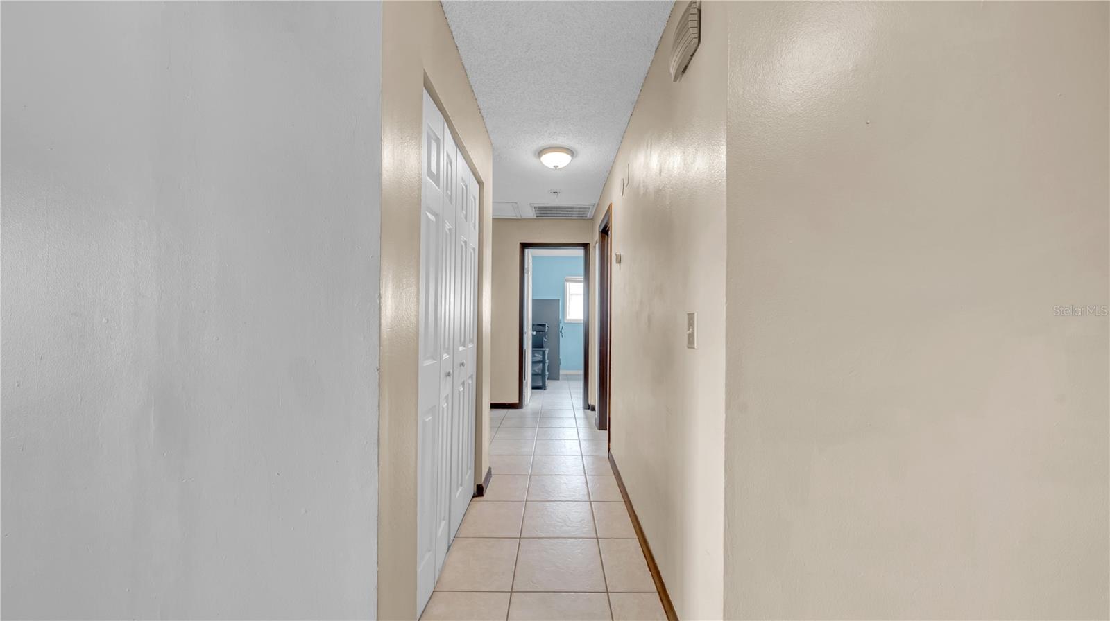 Image 7 of 26 For 812 Regent Circle S