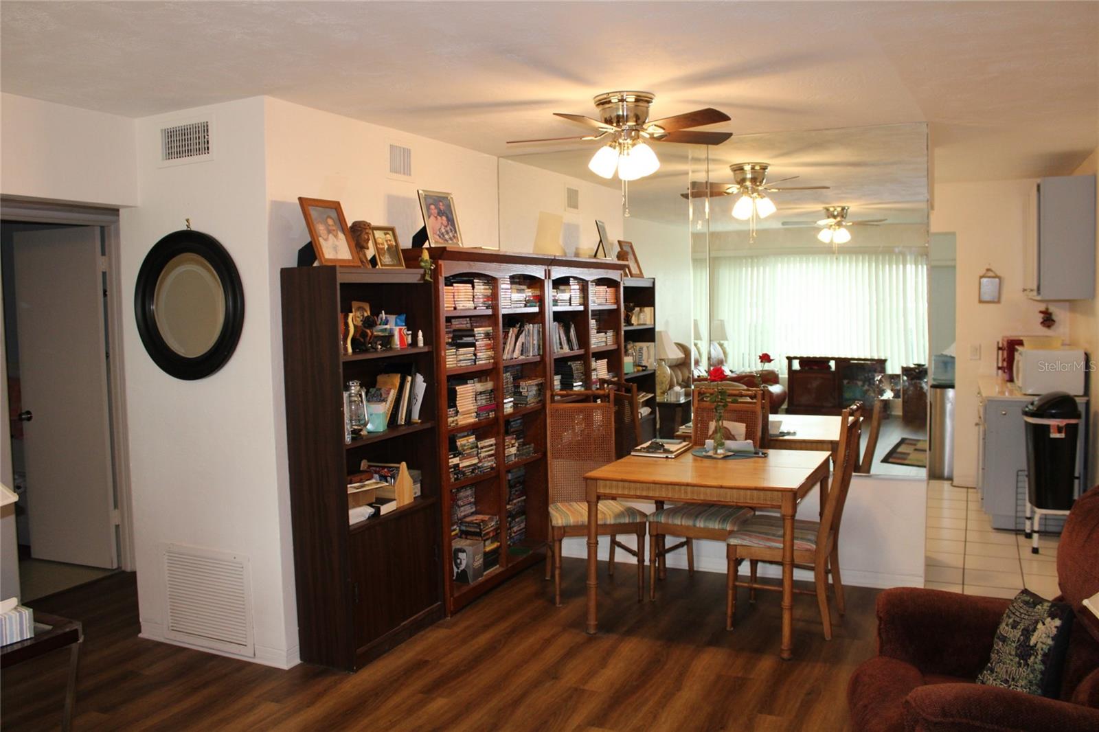 Listing photo id 4 for 2020 World Parkway Boulevard 12