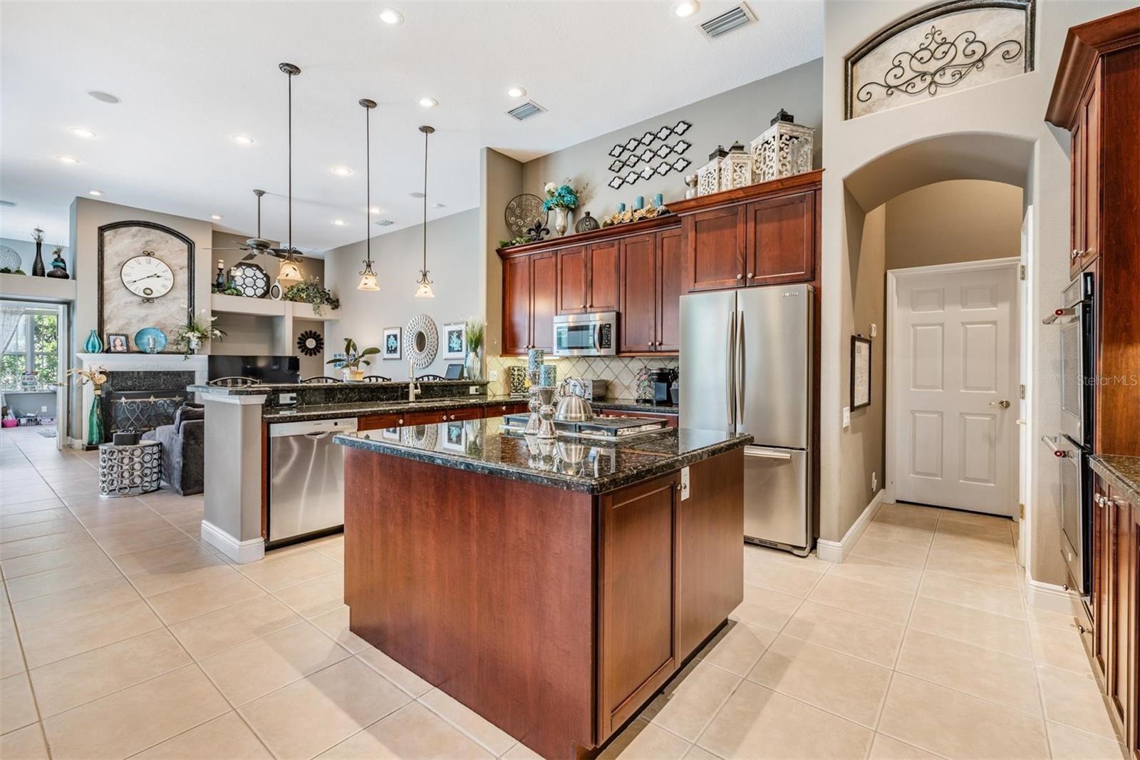 Listing photo id 9 for 3727 Janus Way