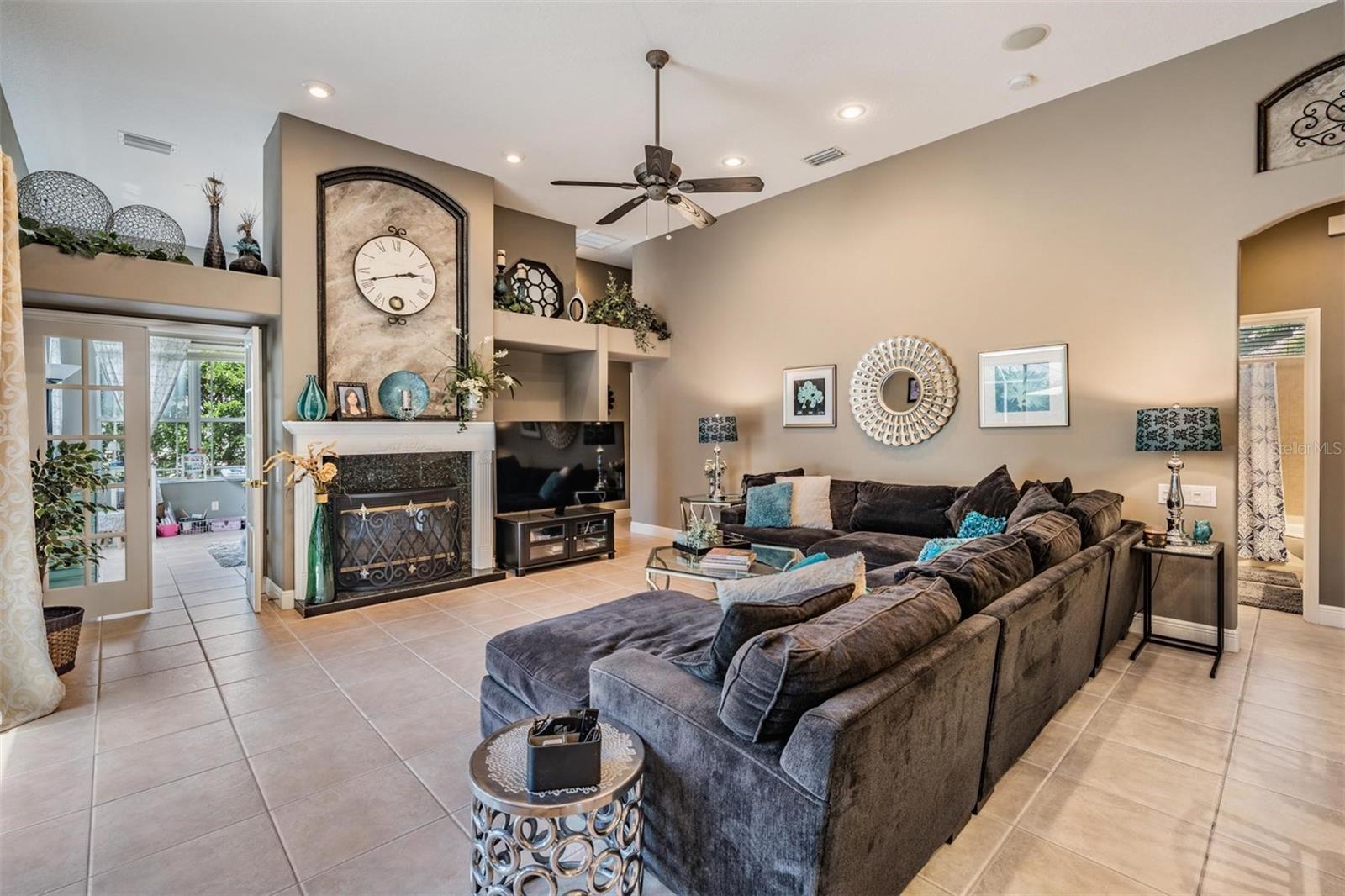 Listing photo id 16 for 3727 Janus Way
