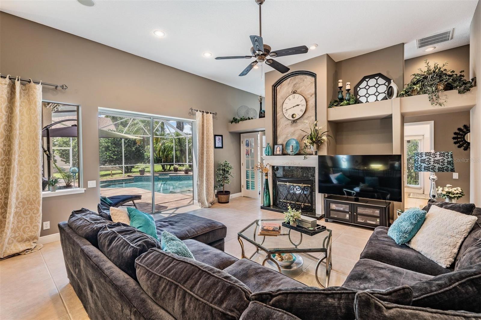 Listing photo id 17 for 3727 Janus Way