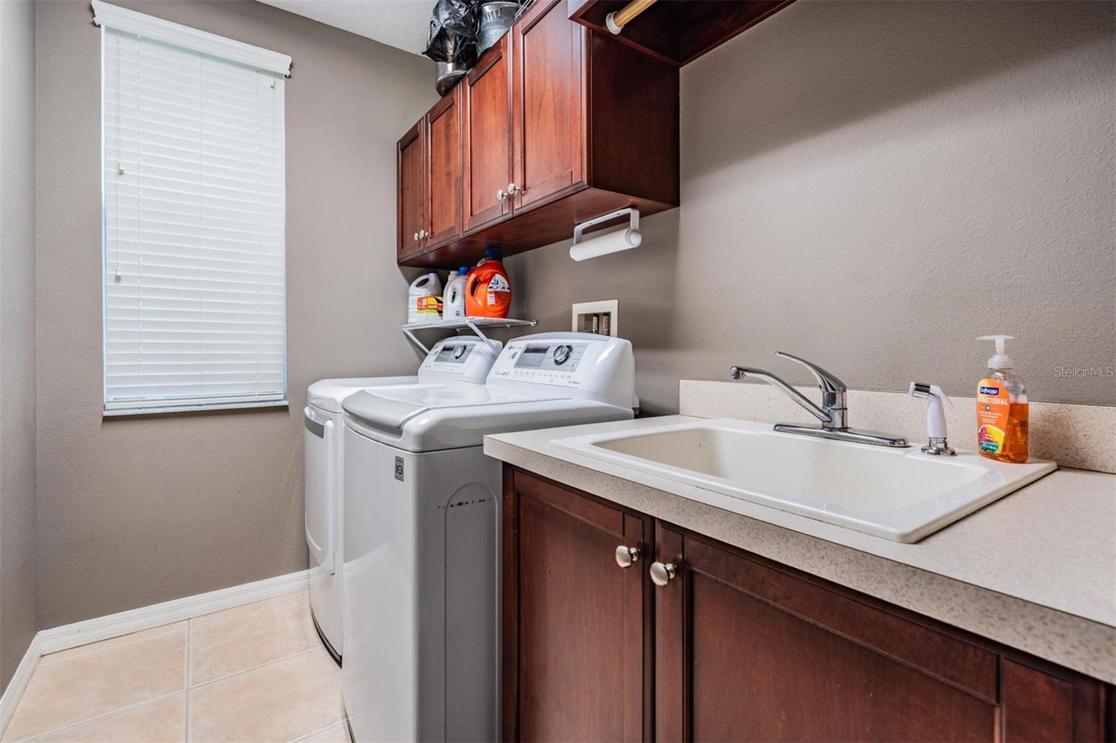 Listing photo id 33 for 3727 Janus Way