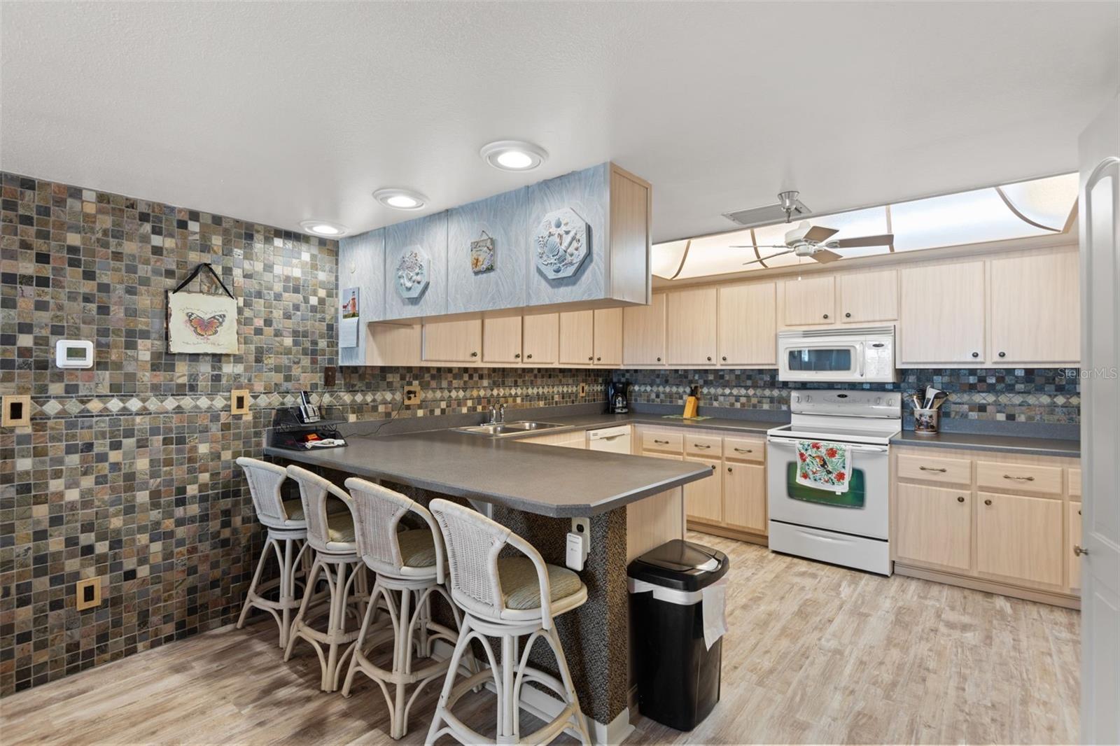 Image 2 of 31 For 13440 Gulf Boulevard 501