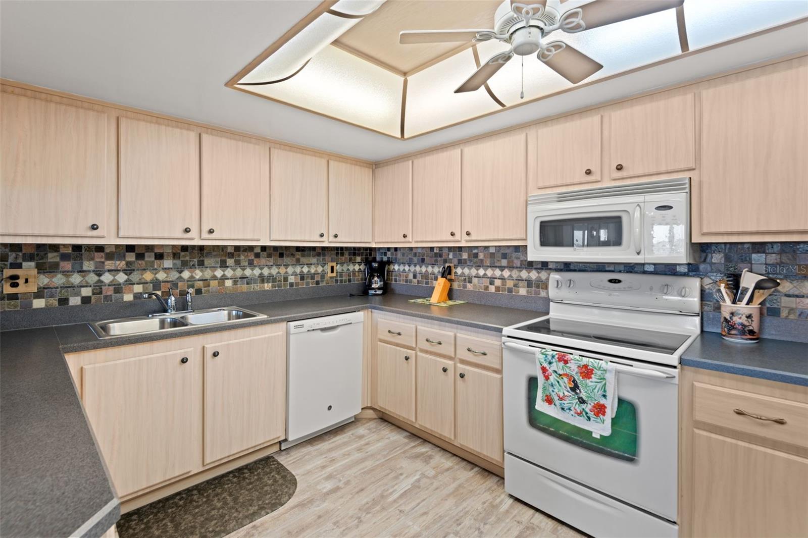 Image 4 of 31 For 13440 Gulf Boulevard 501