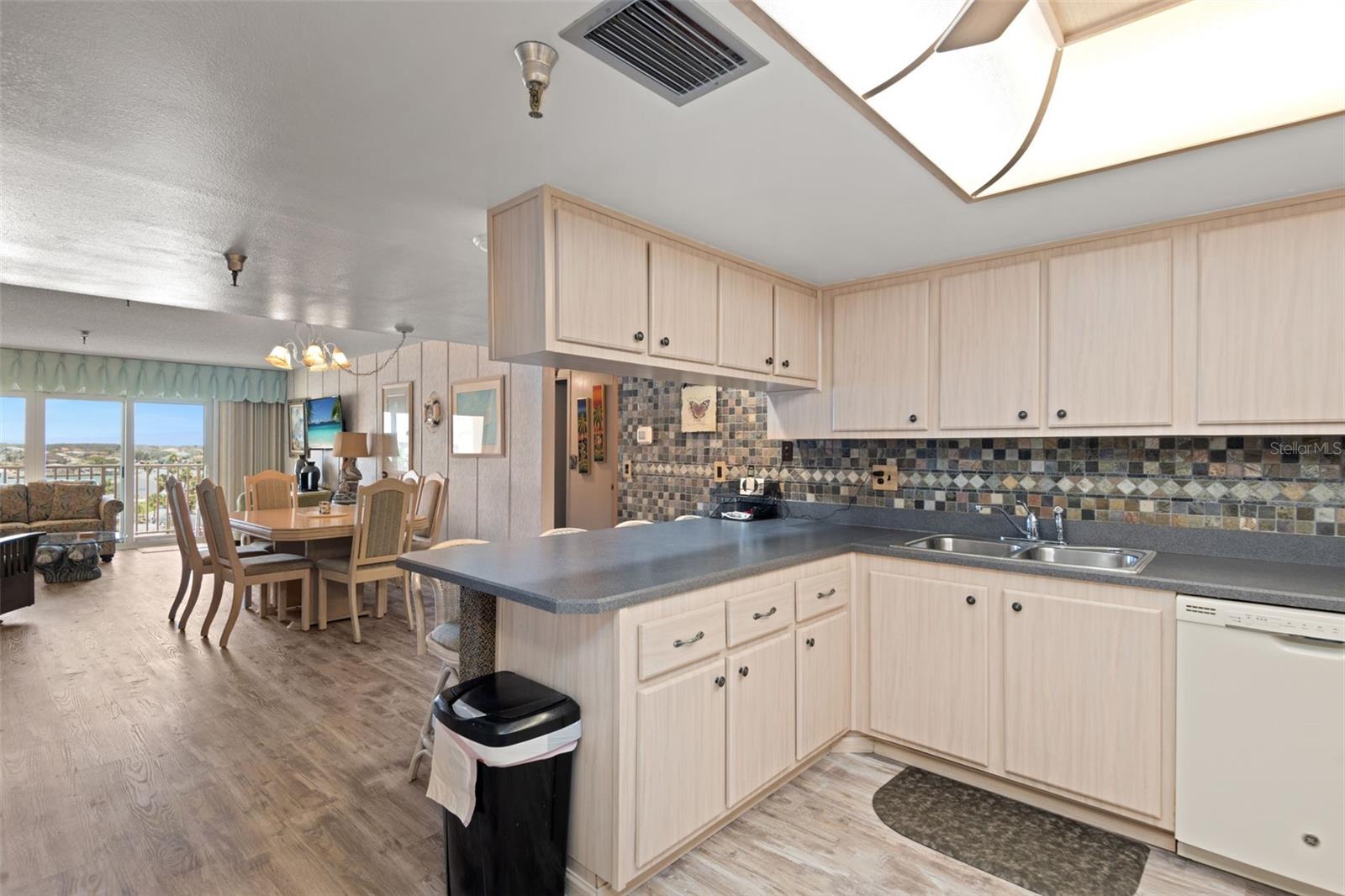 Image 5 of 31 For 13440 Gulf Boulevard 501