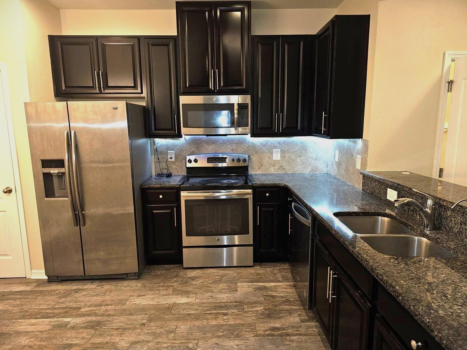 Listing photo id 0 for 5115 Bay Isle Circle