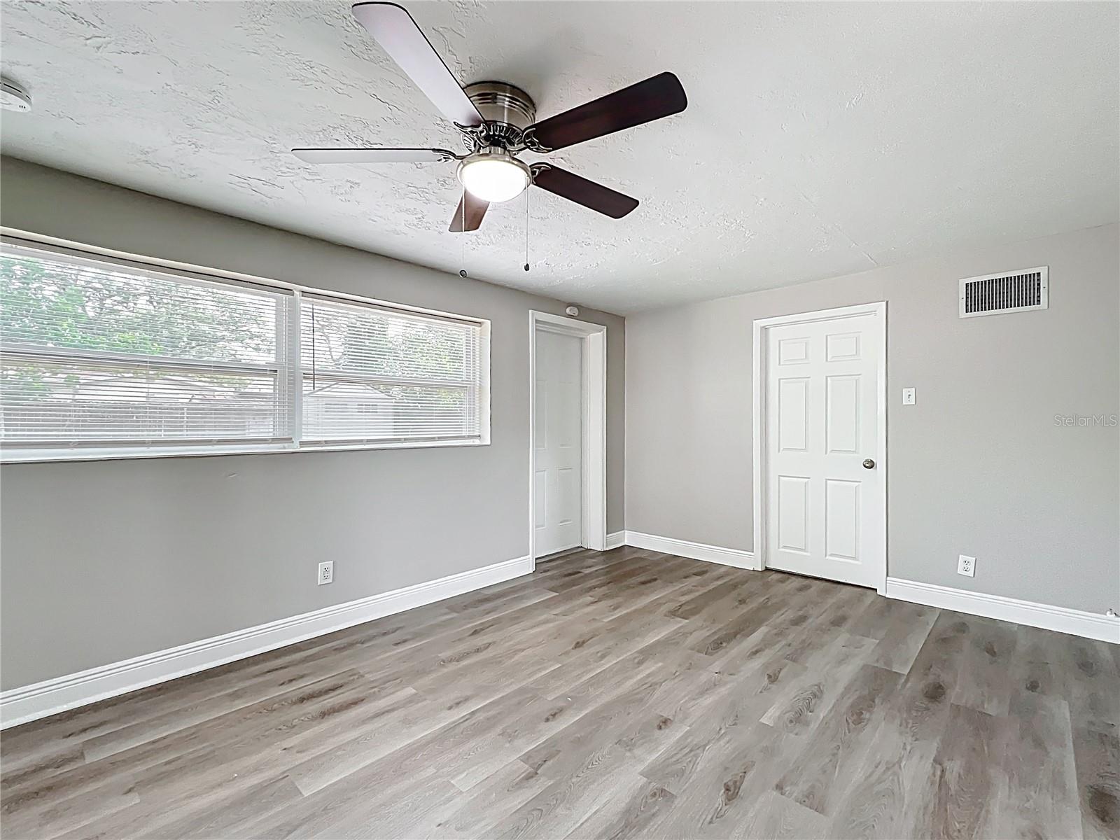 Listing photo id 12 for 6269 50th Avenue N