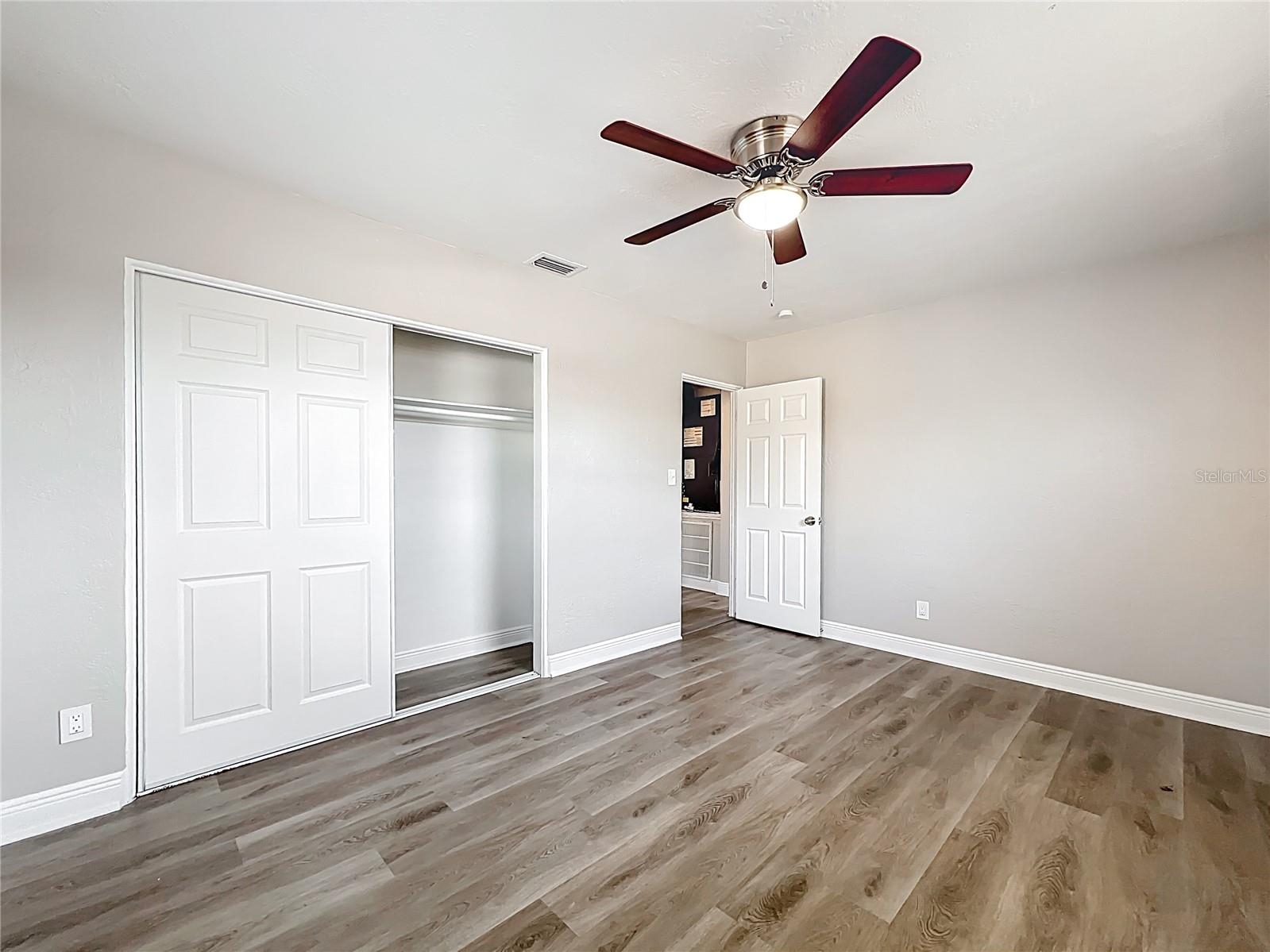 Listing photo id 18 for 6269 50th Avenue N