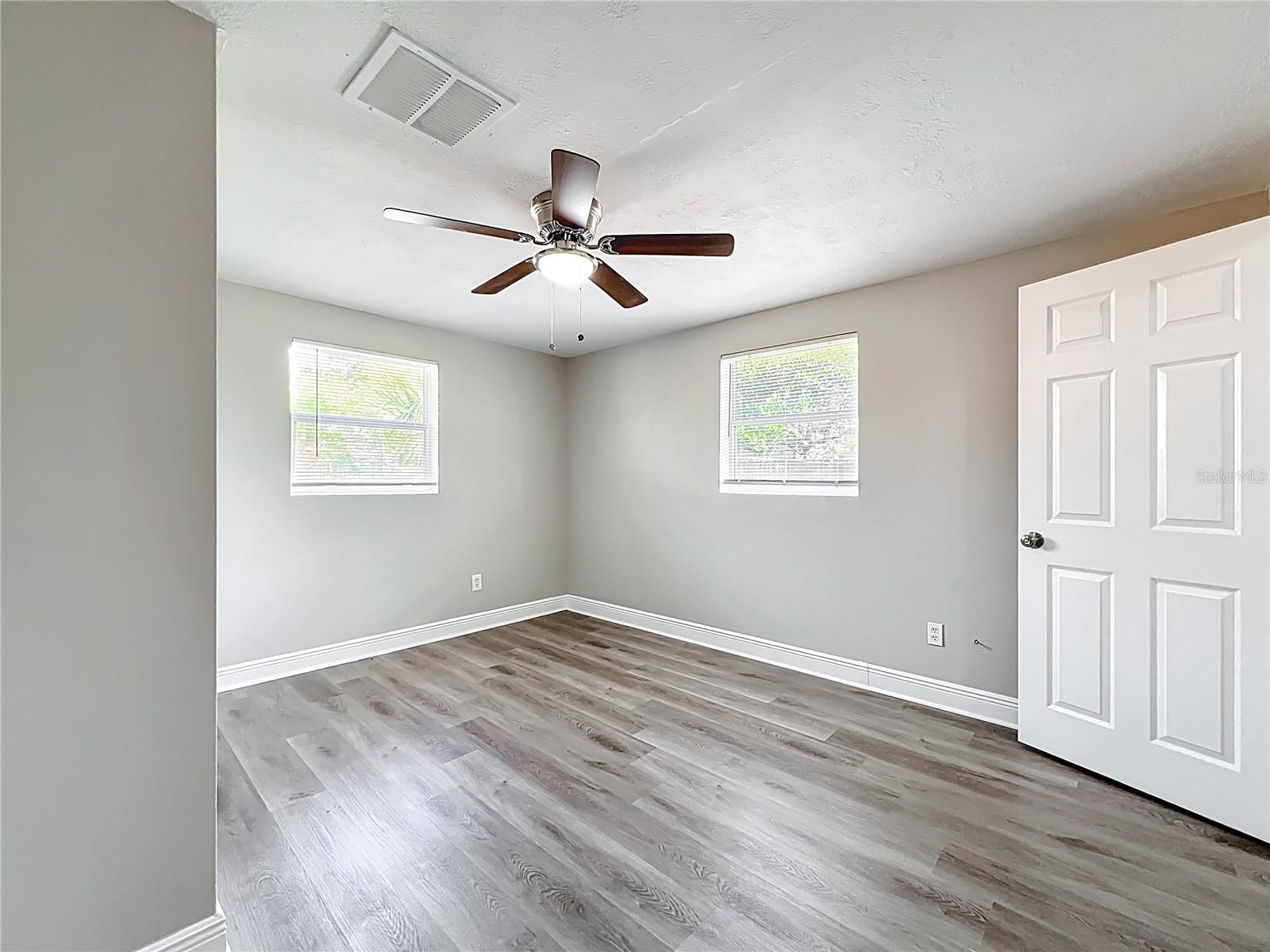 Listing photo id 25 for 6269 50th Avenue N