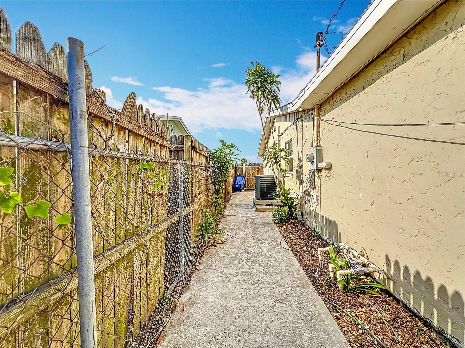 Listing photo id 31 for 6269 50th Avenue N