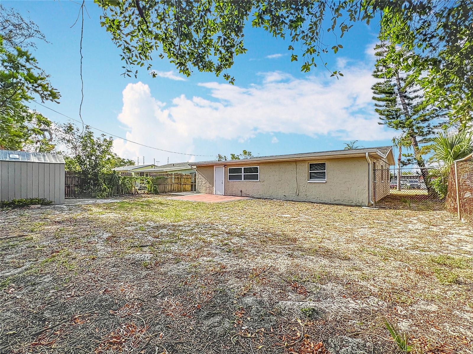 Listing photo id 32 for 6269 50th Avenue N