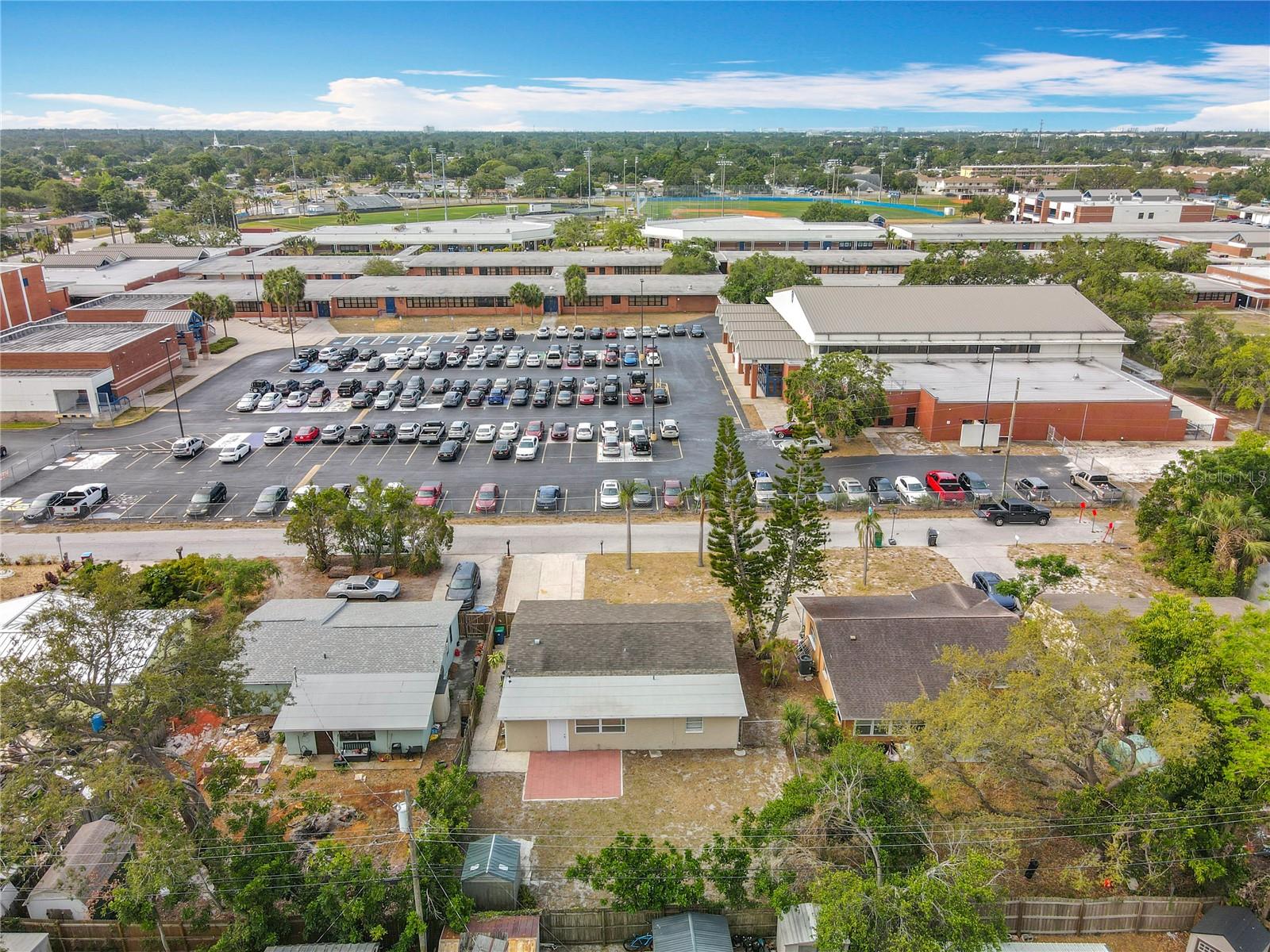 Listing photo id 33 for 6269 50th Avenue N