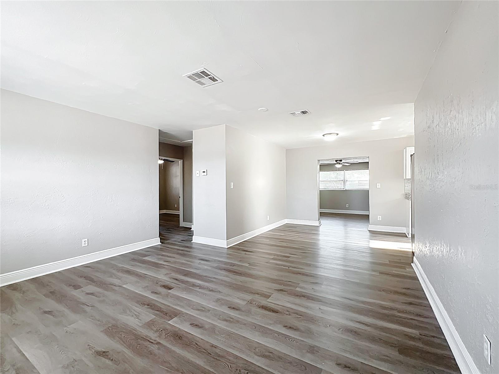 Listing photo id 3 for 6269 50th Avenue N