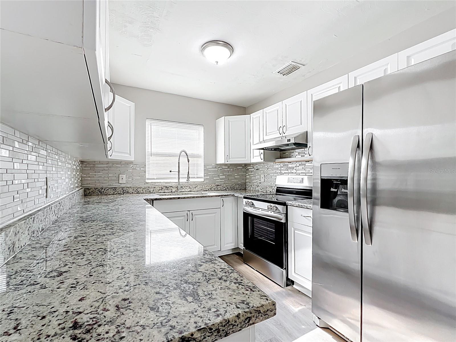 Listing photo id 6 for 6269 50th Avenue N