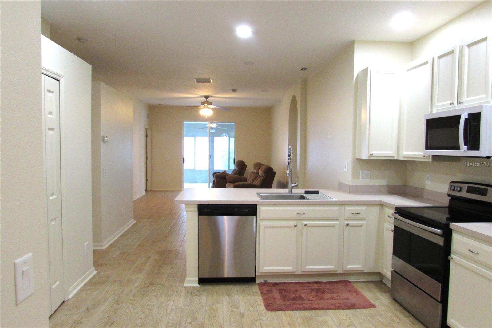 Listing photo id 8 for 4633 Mapletree Loop