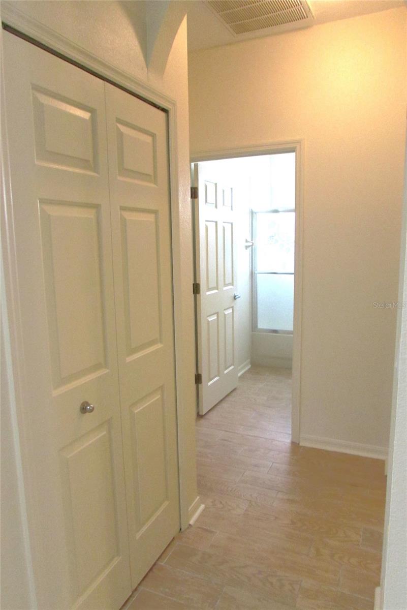 Listing photo id 9 for 4633 Mapletree Loop