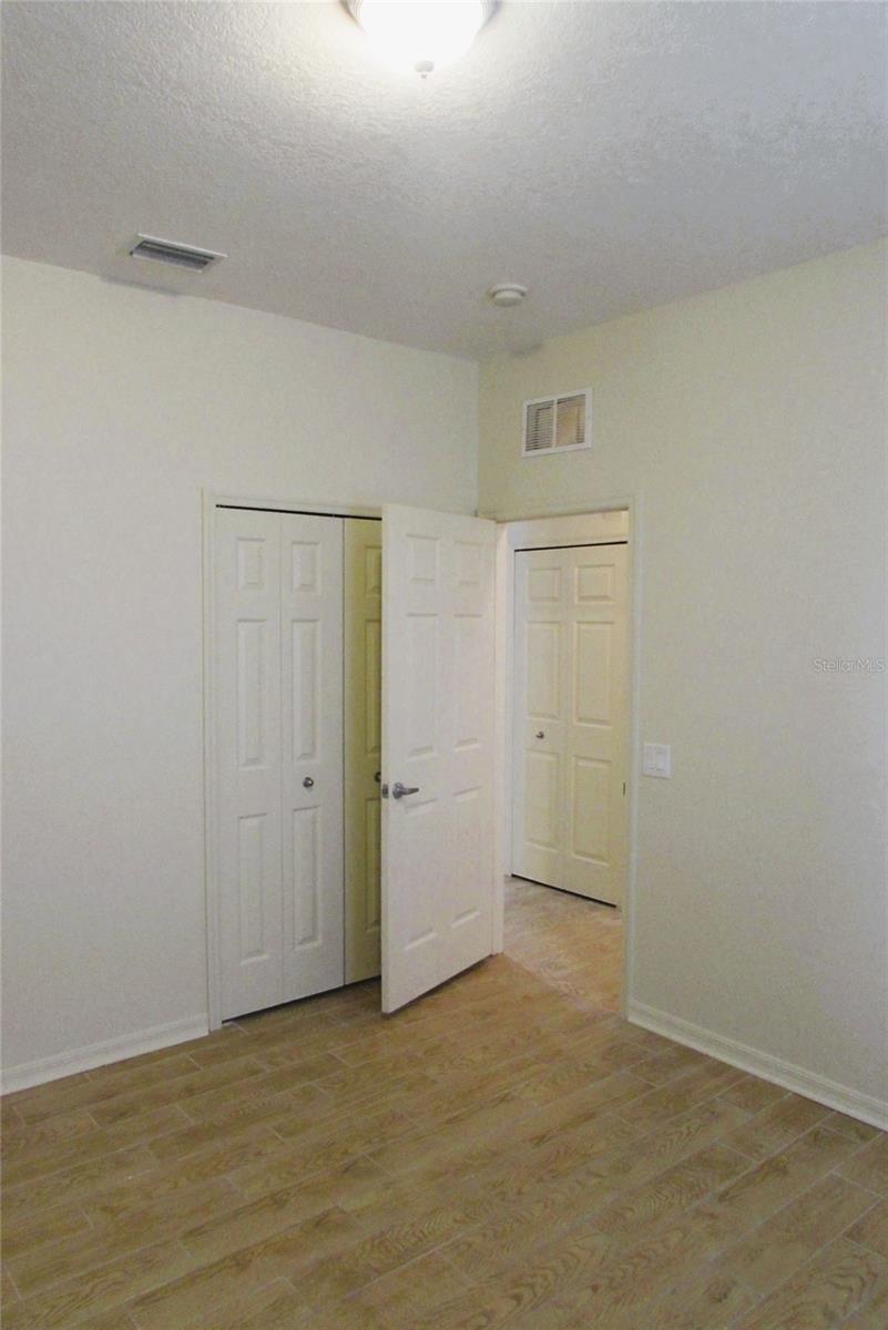 Listing photo id 11 for 4633 Mapletree Loop
