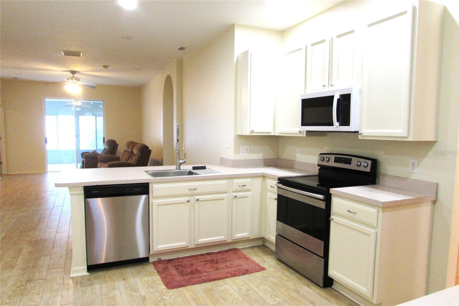 Listing photo id 13 for 4633 Mapletree Loop