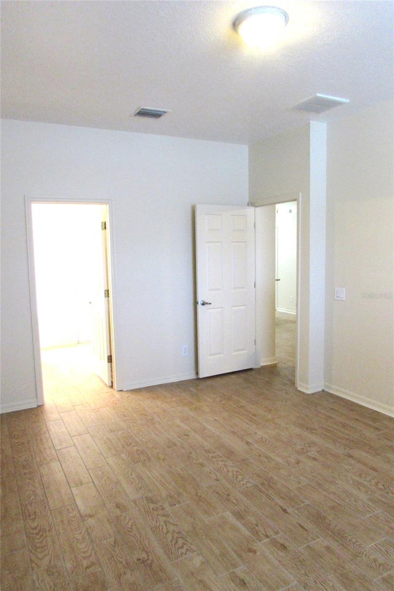 Listing photo id 15 for 4633 Mapletree Loop