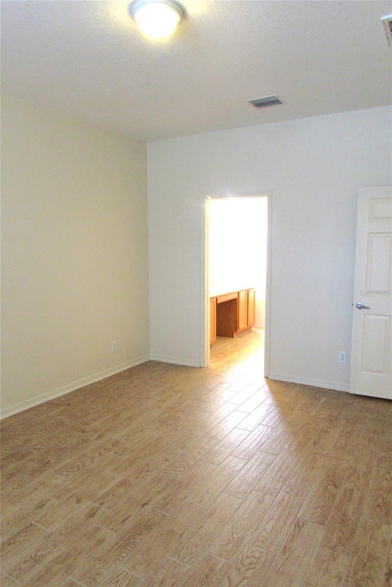Listing photo id 16 for 4633 Mapletree Loop