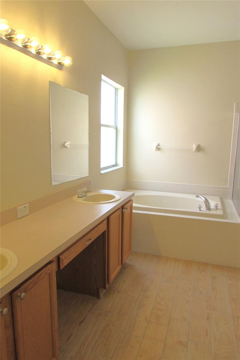Listing photo id 17 for 4633 Mapletree Loop