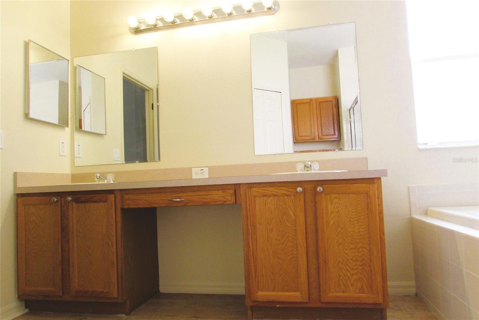 Listing photo id 18 for 4633 Mapletree Loop