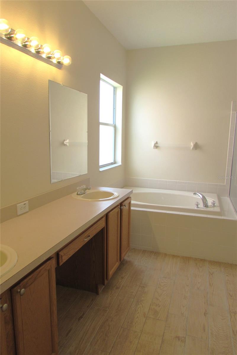 Listing photo id 19 for 4633 Mapletree Loop