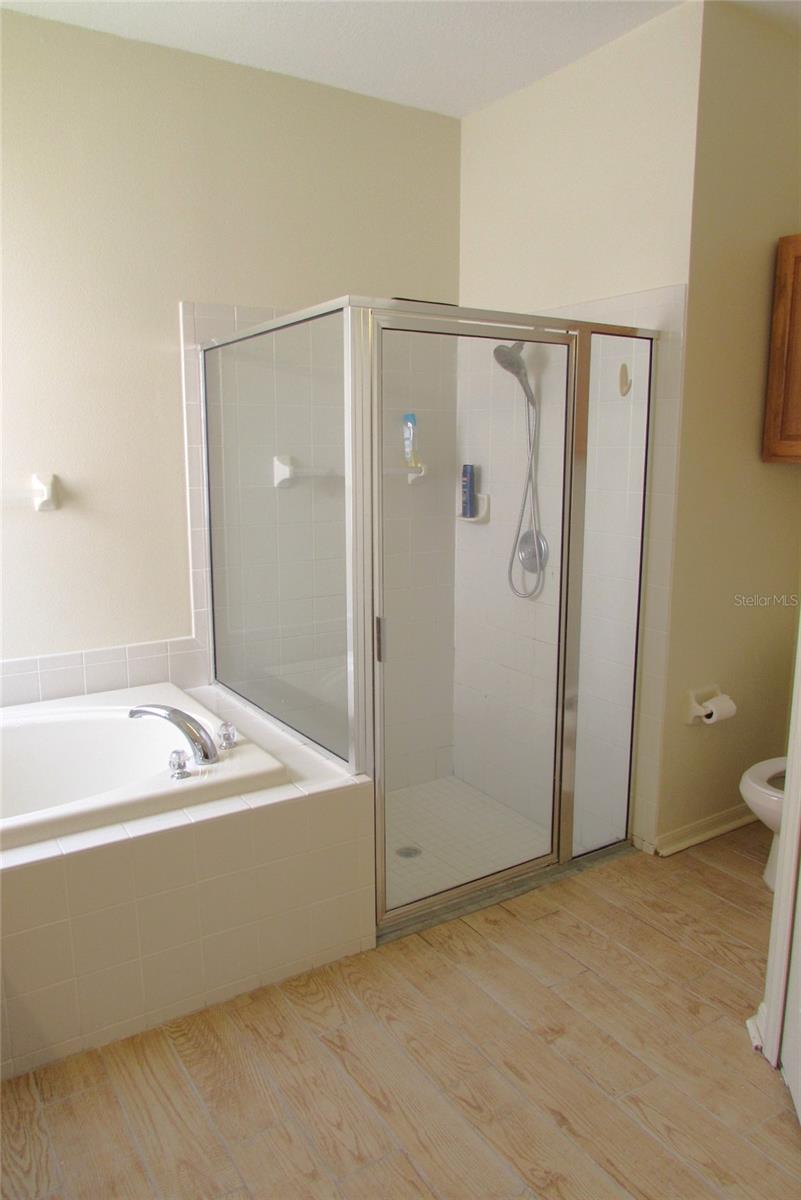 Listing photo id 20 for 4633 Mapletree Loop