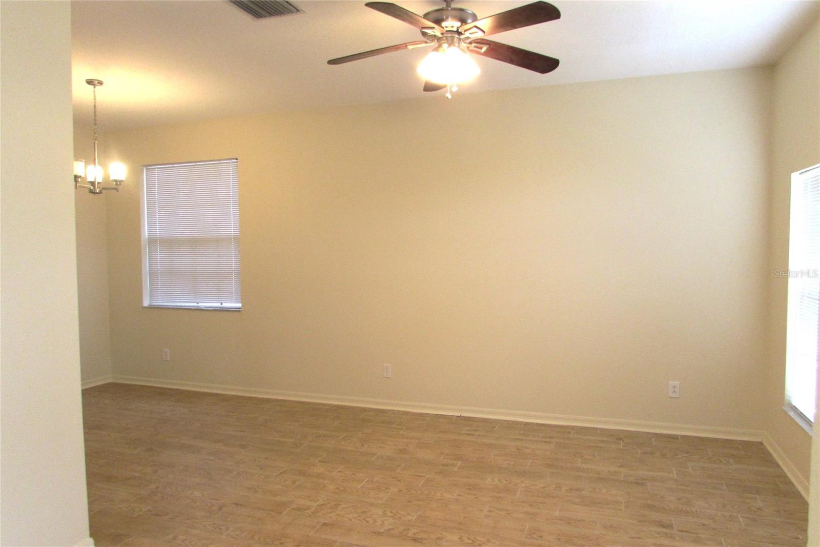 Listing photo id 3 for 4633 Mapletree Loop