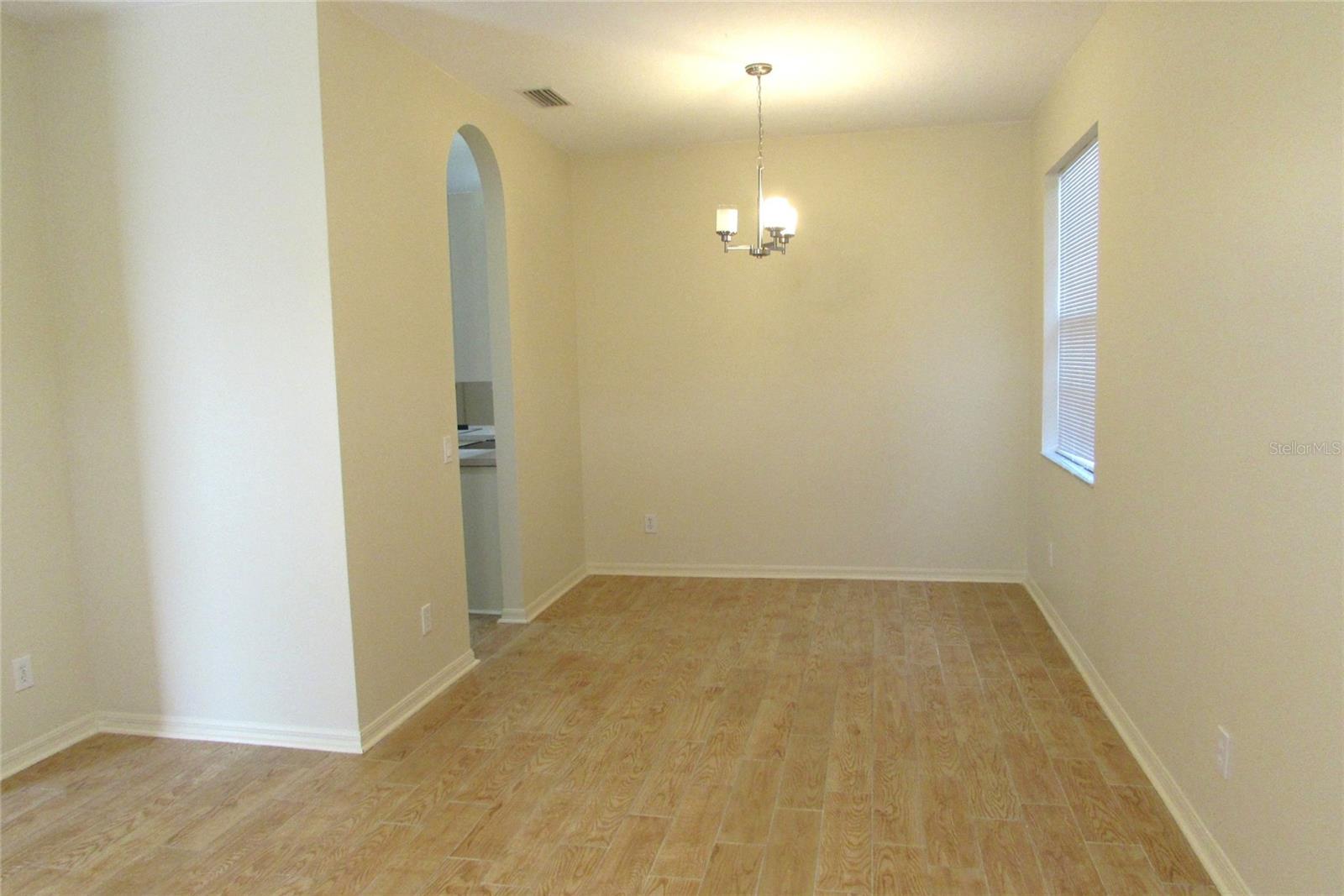 Listing photo id 4 for 4633 Mapletree Loop