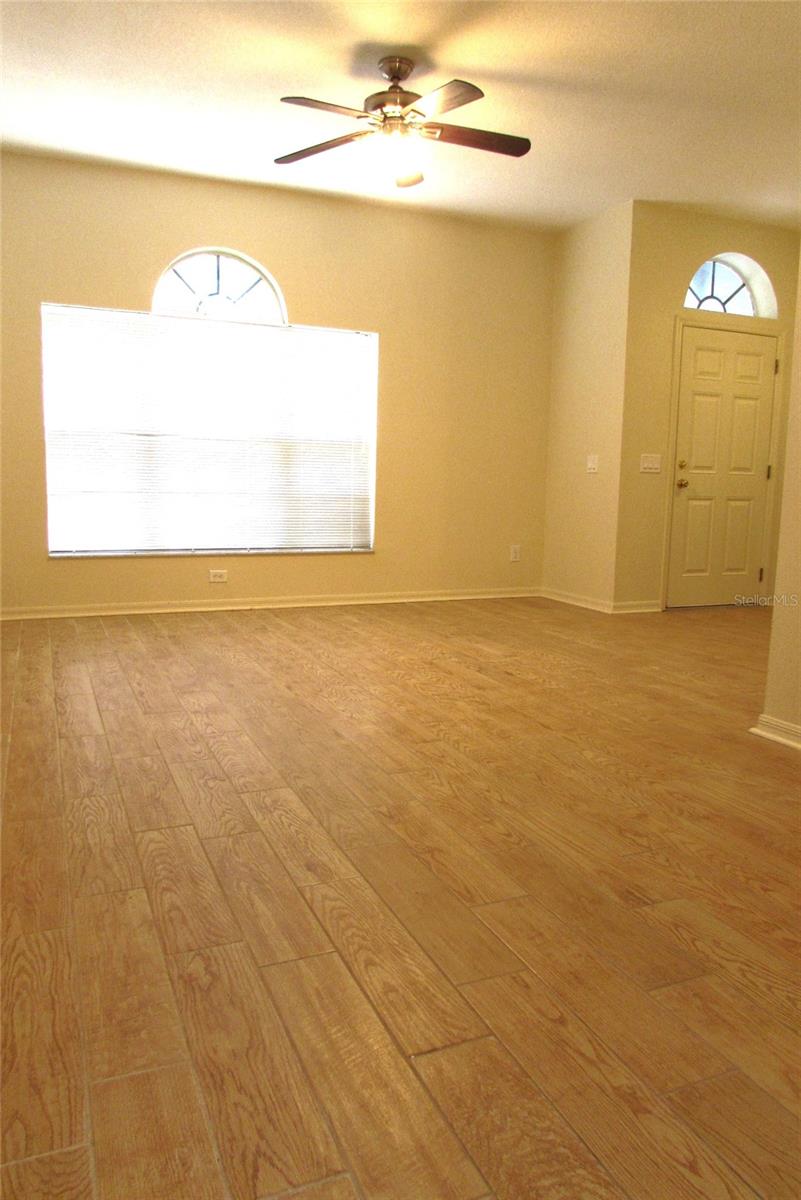 Listing photo id 5 for 4633 Mapletree Loop