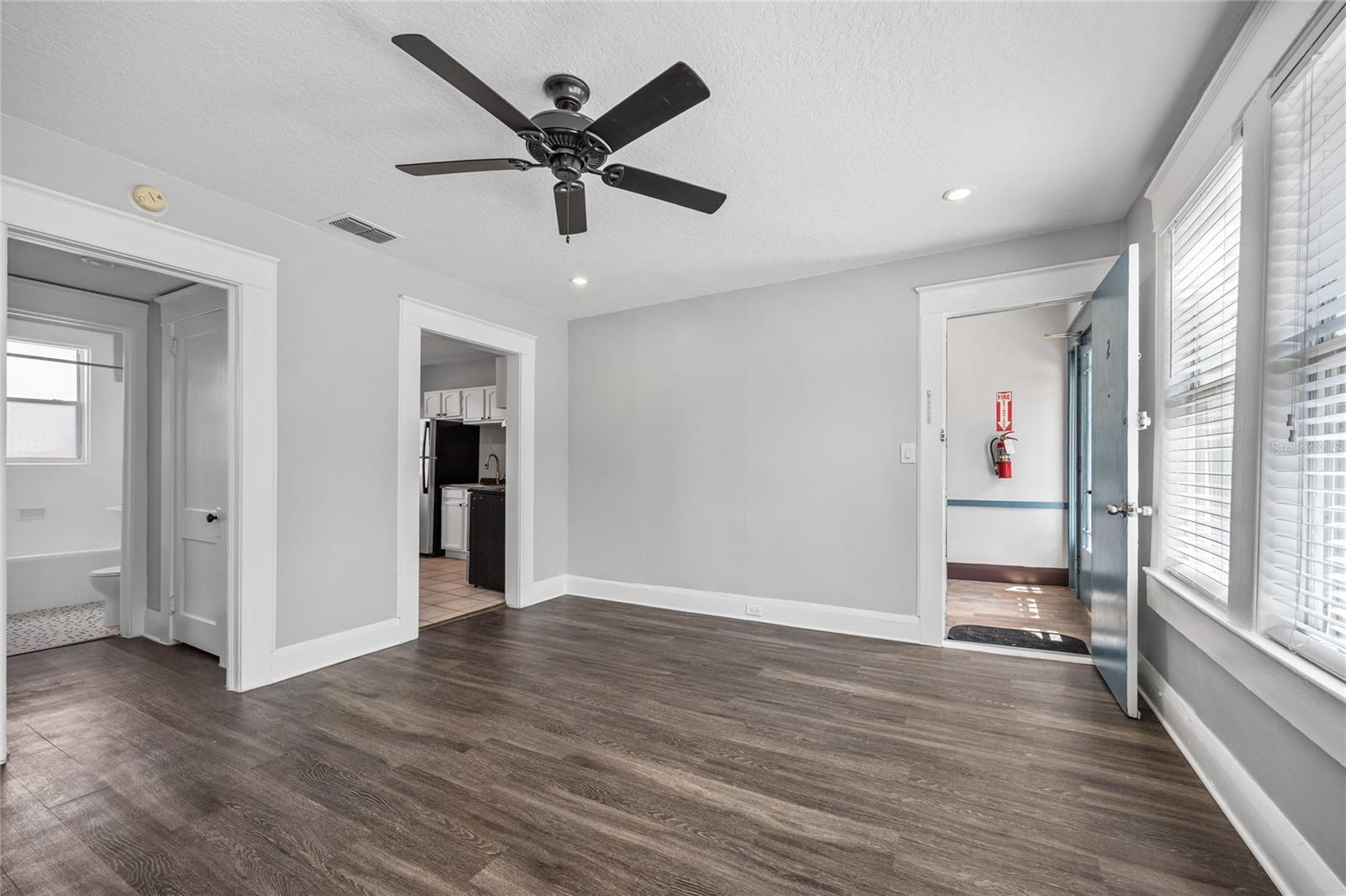 Image 9 of 27 For 3107 Esperanza Avenue 1