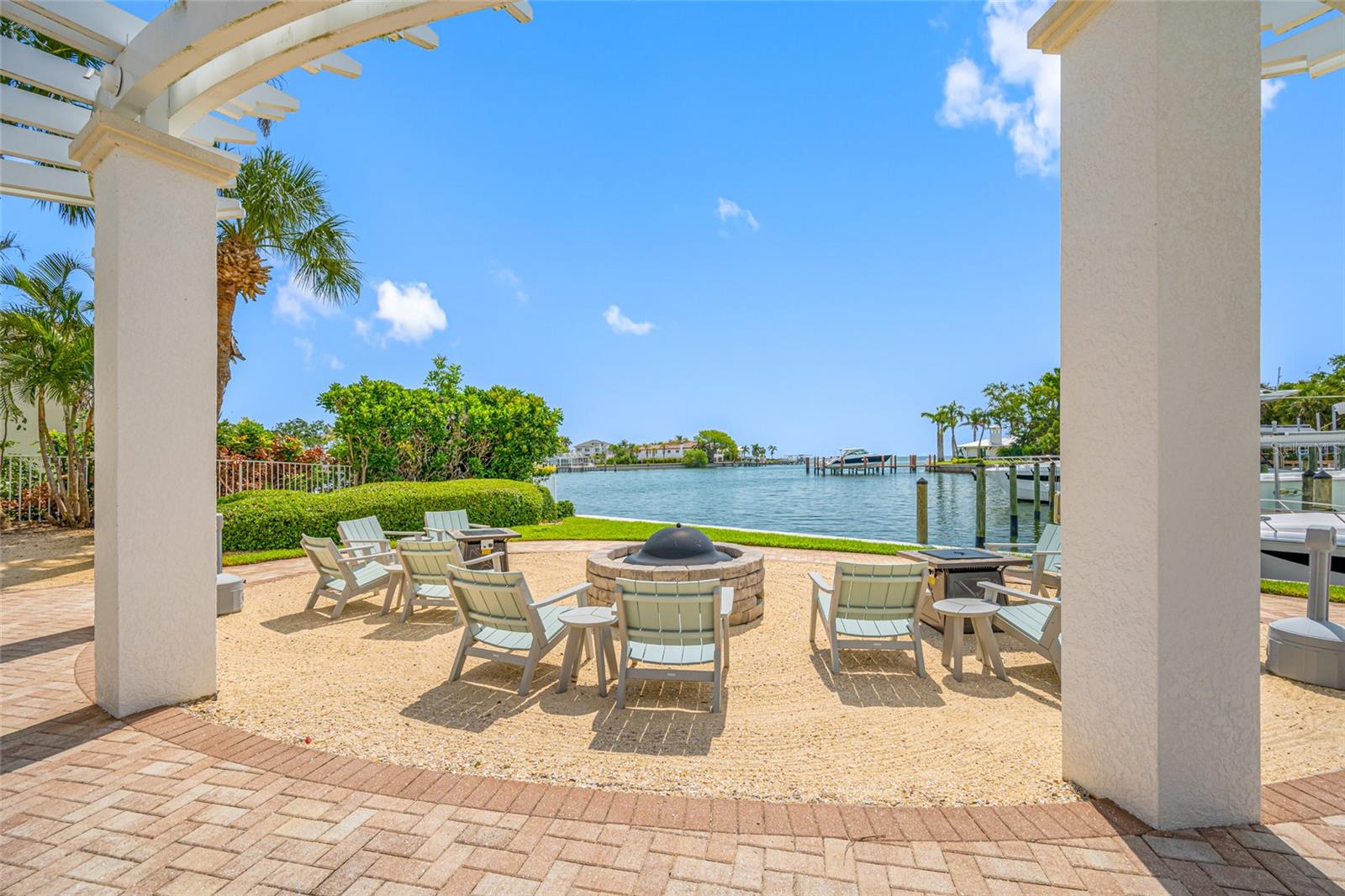 Listing photo id 49 for 1325 Snell Isle Boulevard Ne 810