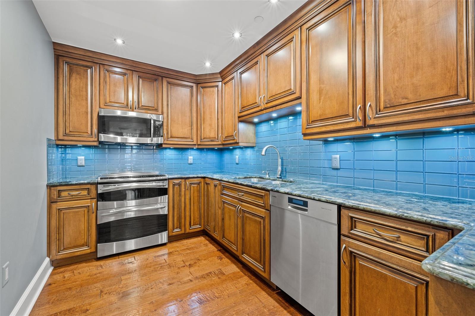 Image 11 of 52 For 300 Beach Drive Ne 305