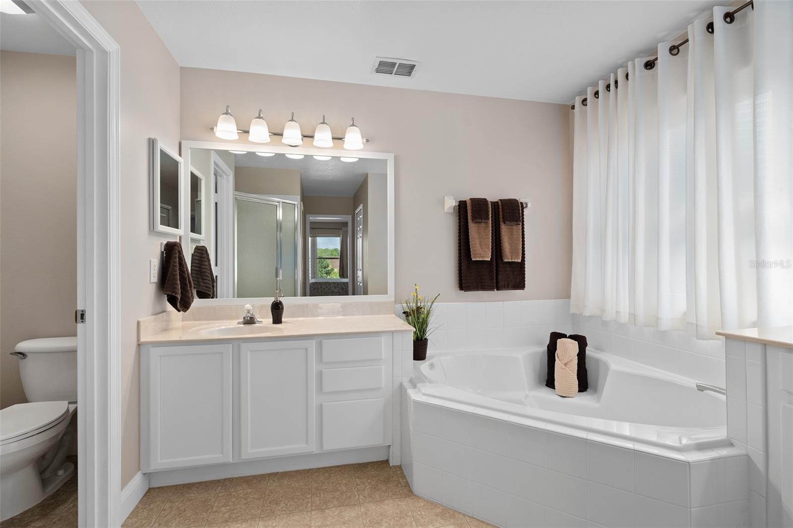 Image 20 of 32 For 460 Tess Court