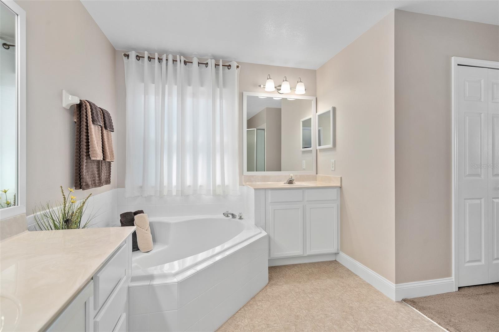 Image 21 of 32 For 460 Tess Court