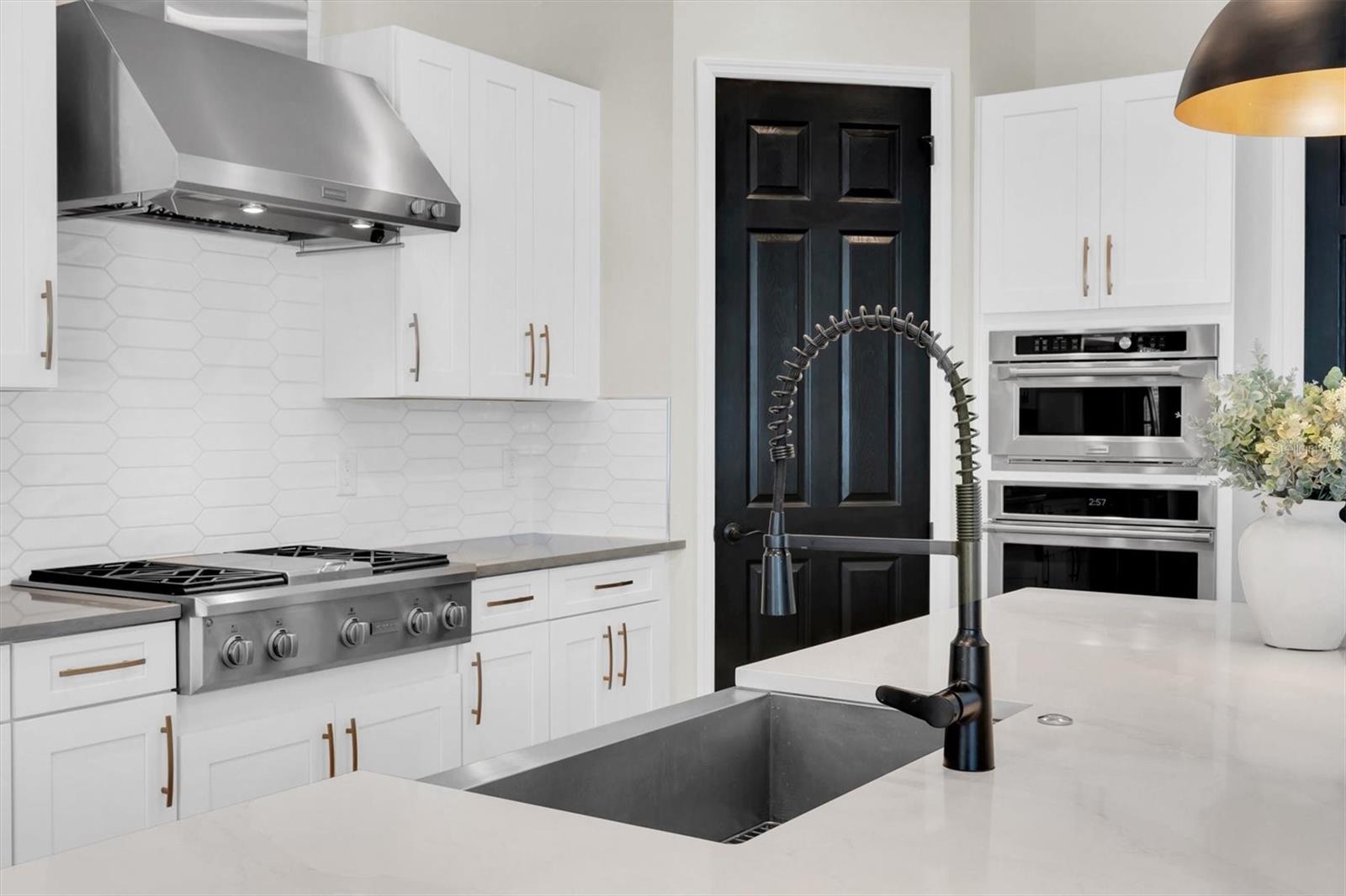 Listing photo id 10 for 3850 Bonfire Drive
