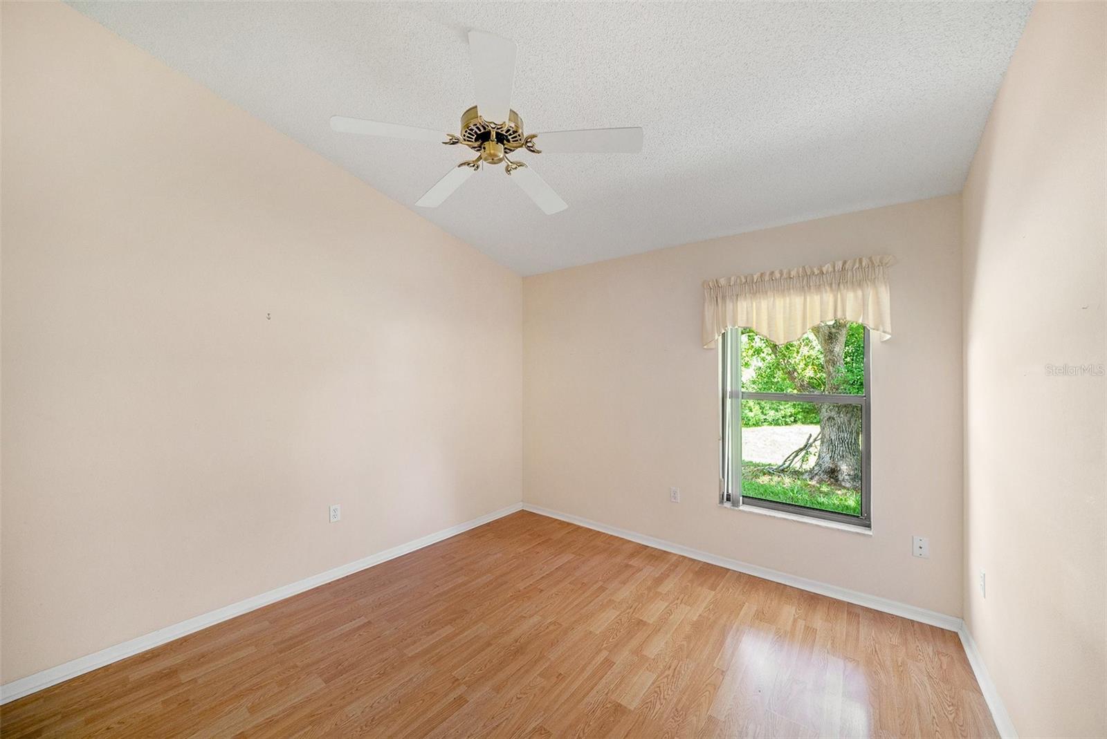 Image 13 of 23 For 13819 Stoneridge Drive