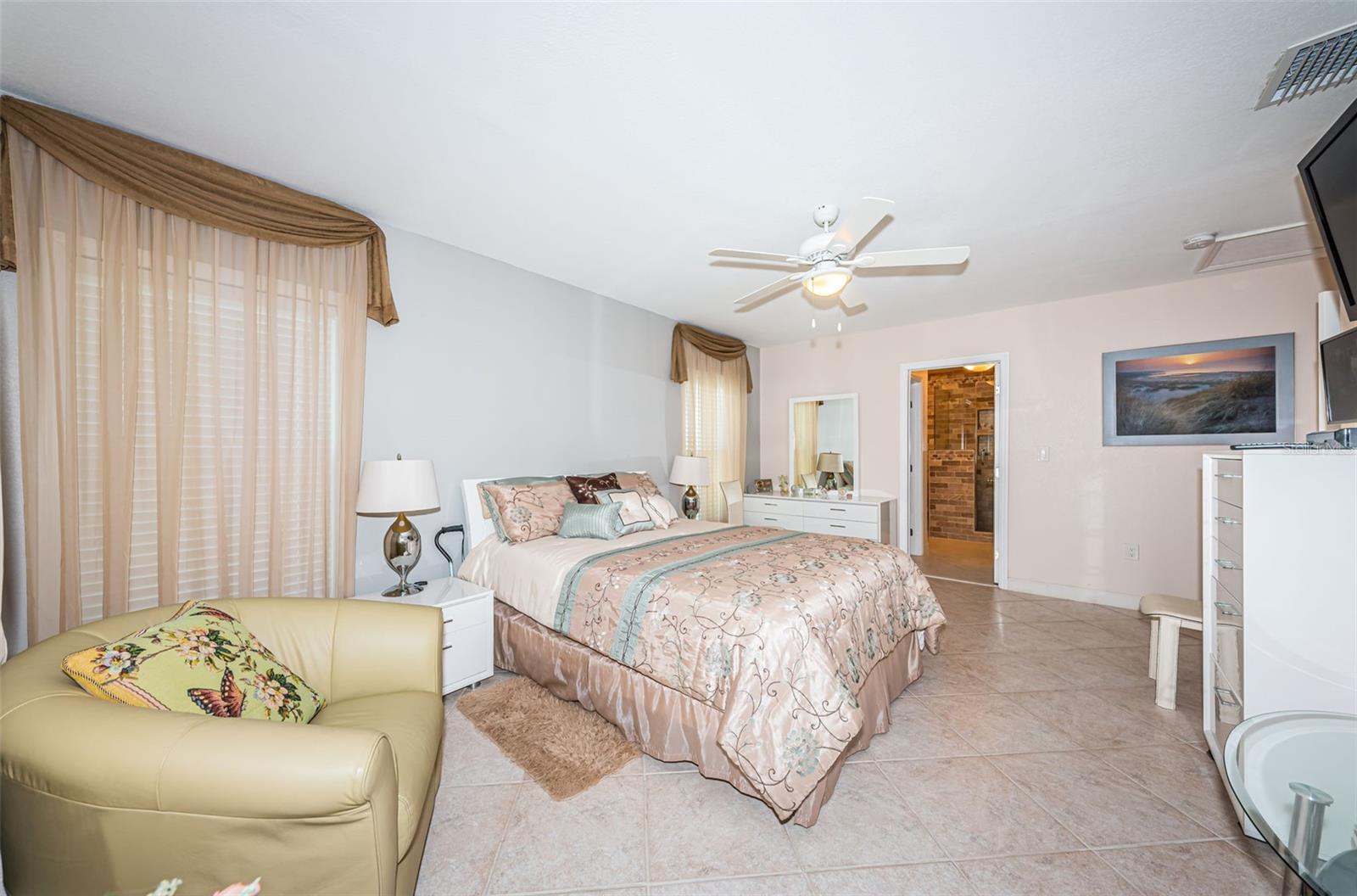 Image 10 of 37 For 5785 15th Avenue N