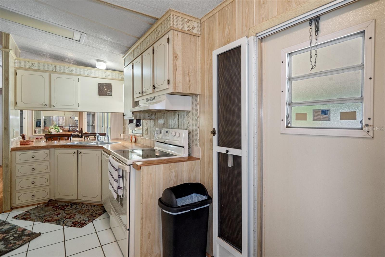 Listing photo id 12 for 12306 Club House Road