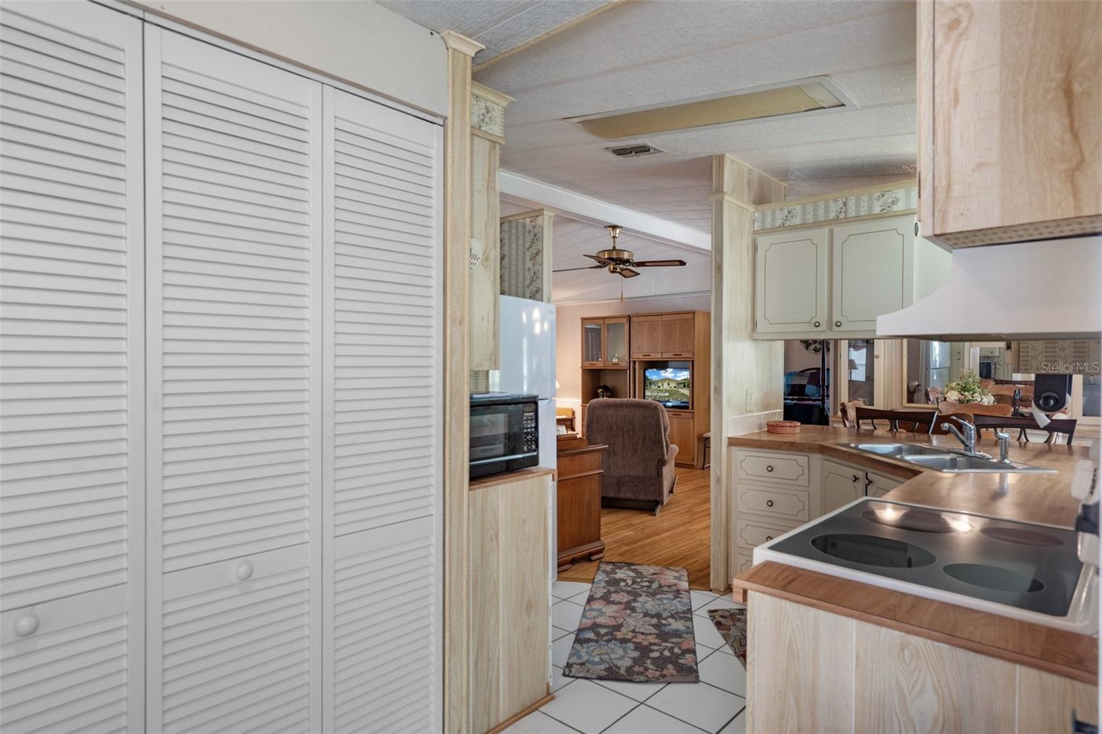 Listing photo id 13 for 12306 Club House Road