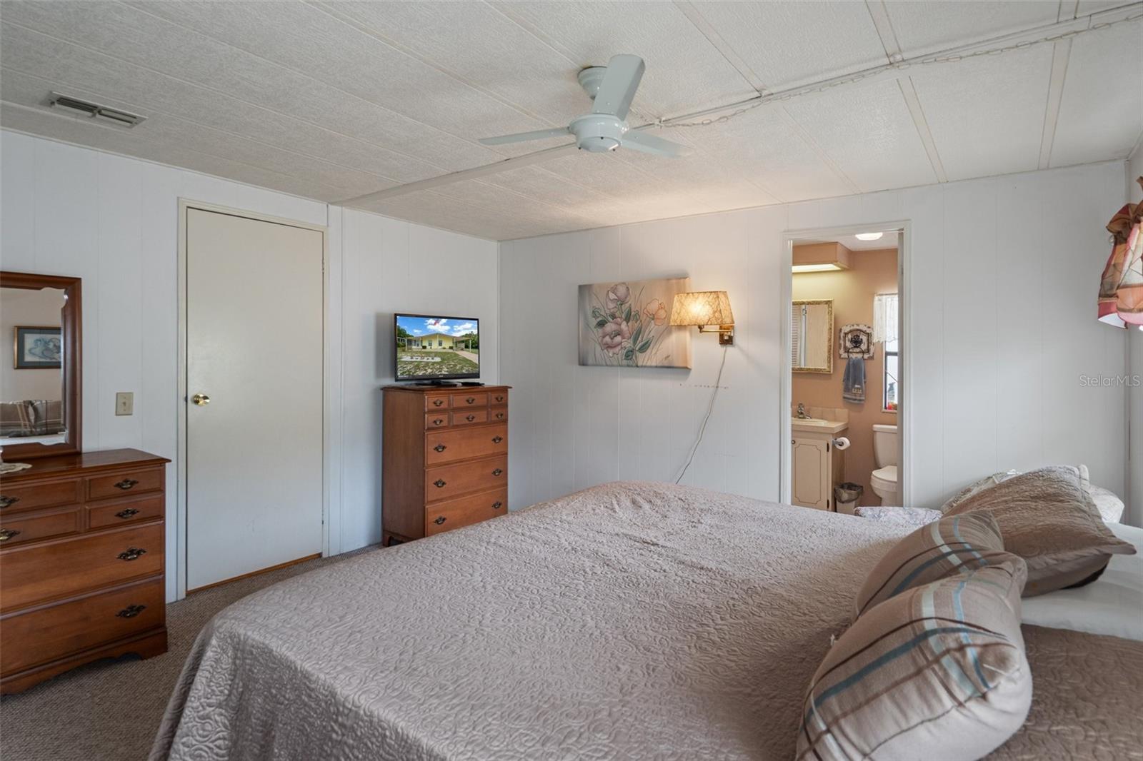Listing photo id 16 for 12306 Club House Road