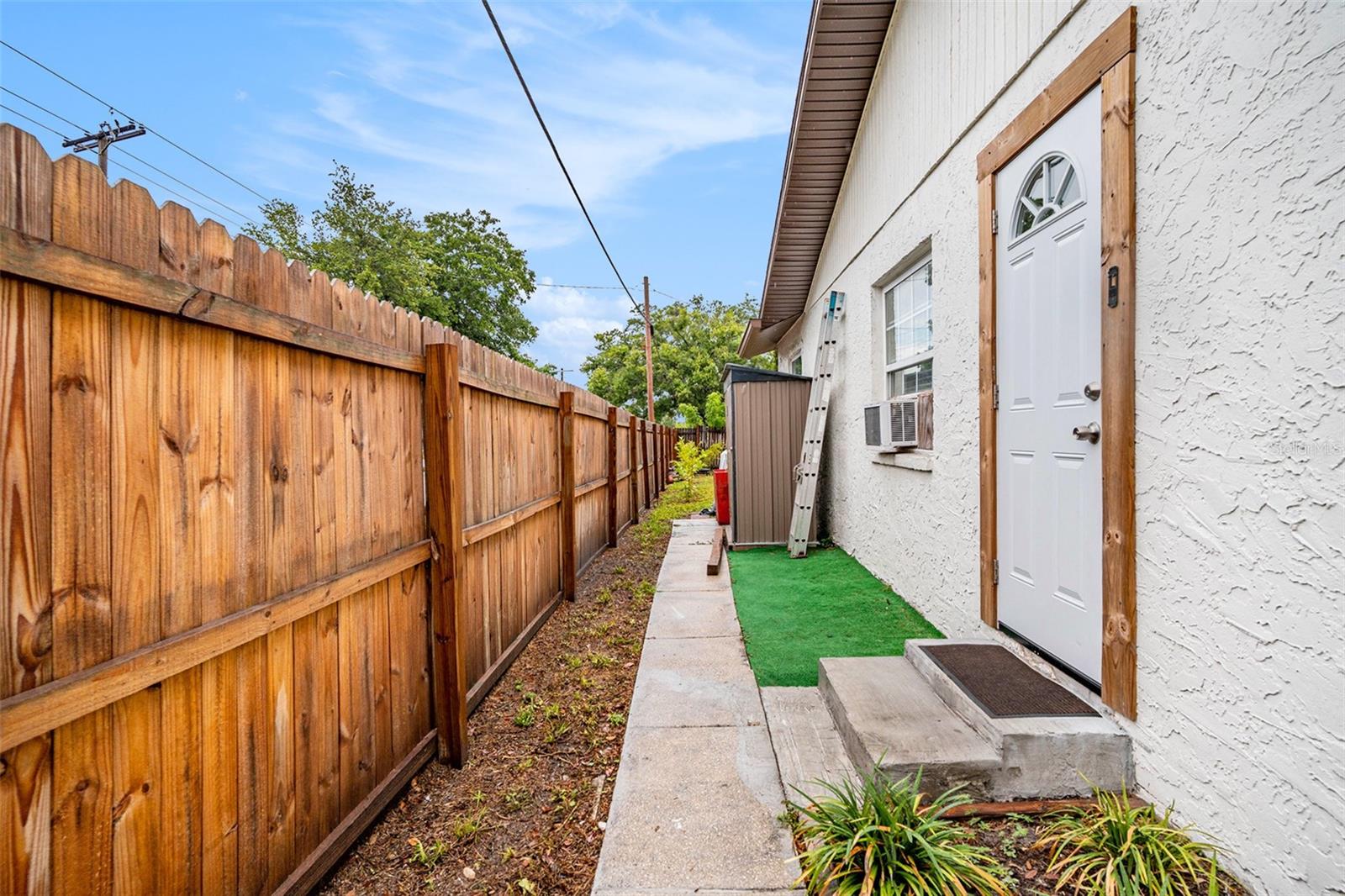 Listing photo id 9 for 1525 Comanche Avenue