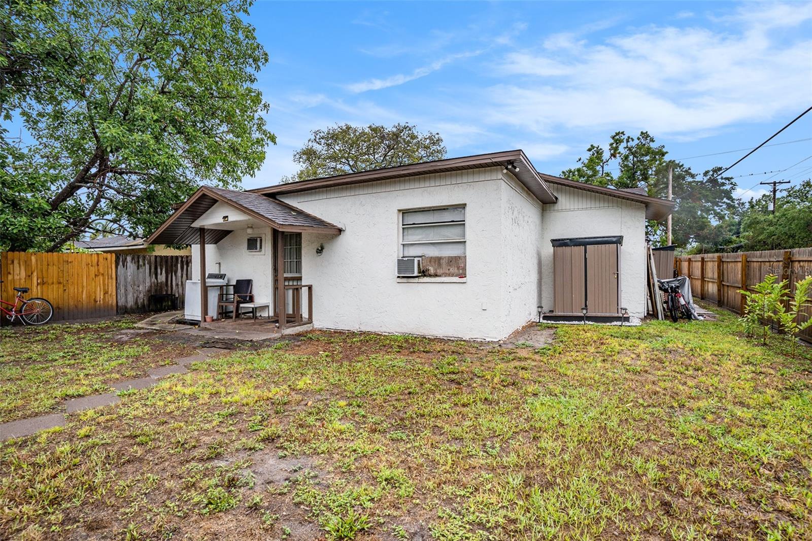 Listing photo id 14 for 1525 Comanche Avenue