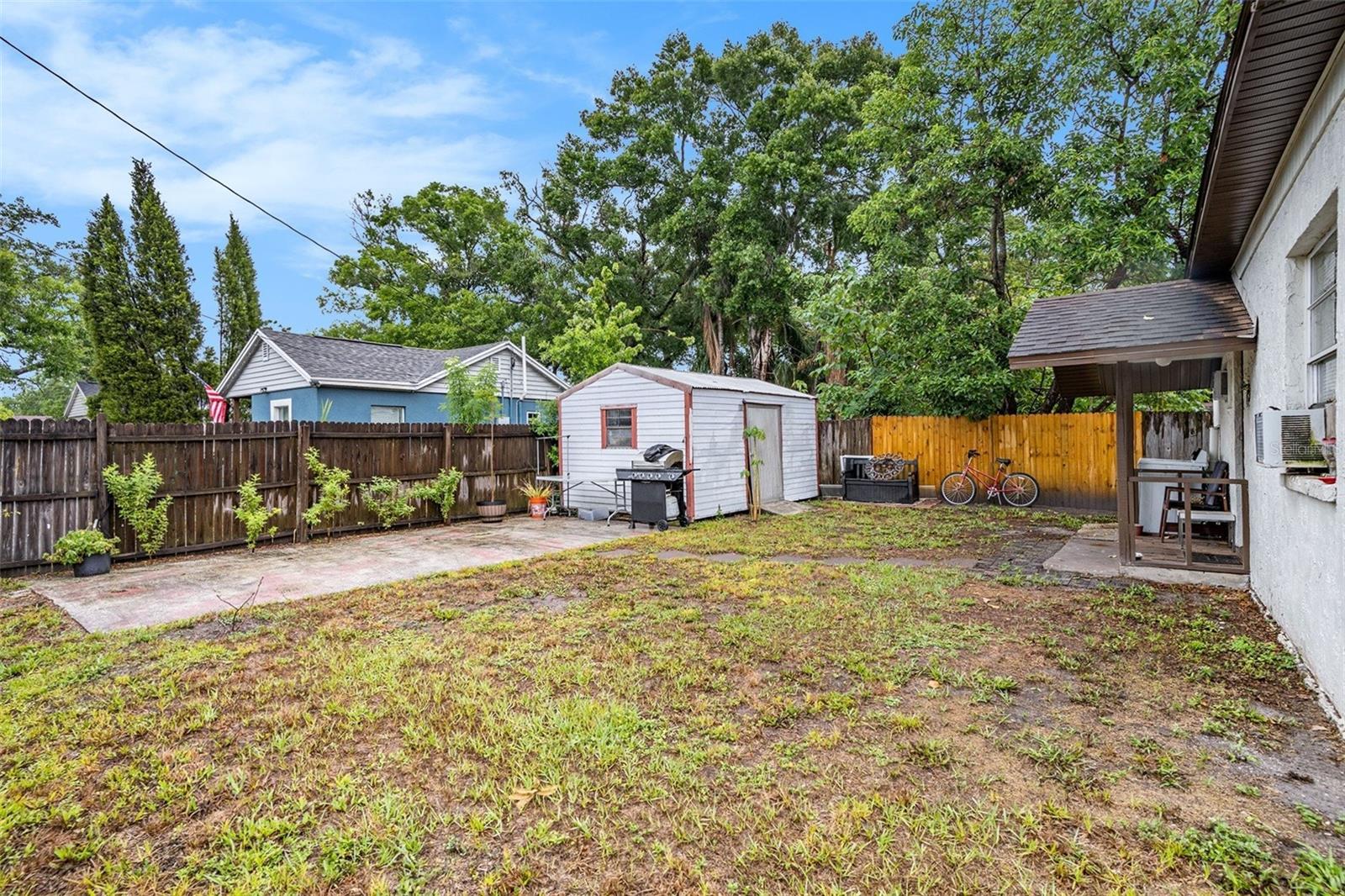 Listing photo id 19 for 1525 Comanche Avenue