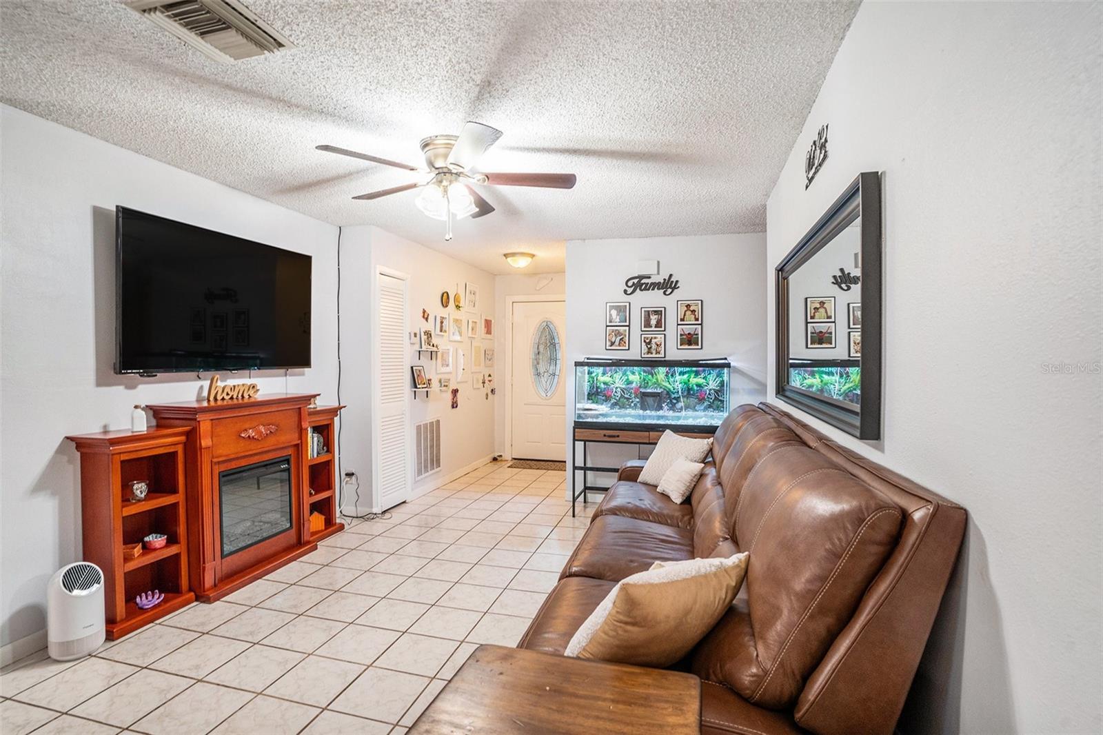 Listing photo id 1 for 1525 Comanche Avenue
