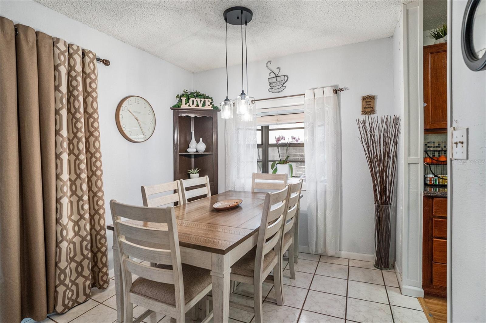Listing photo id 2 for 1525 Comanche Avenue