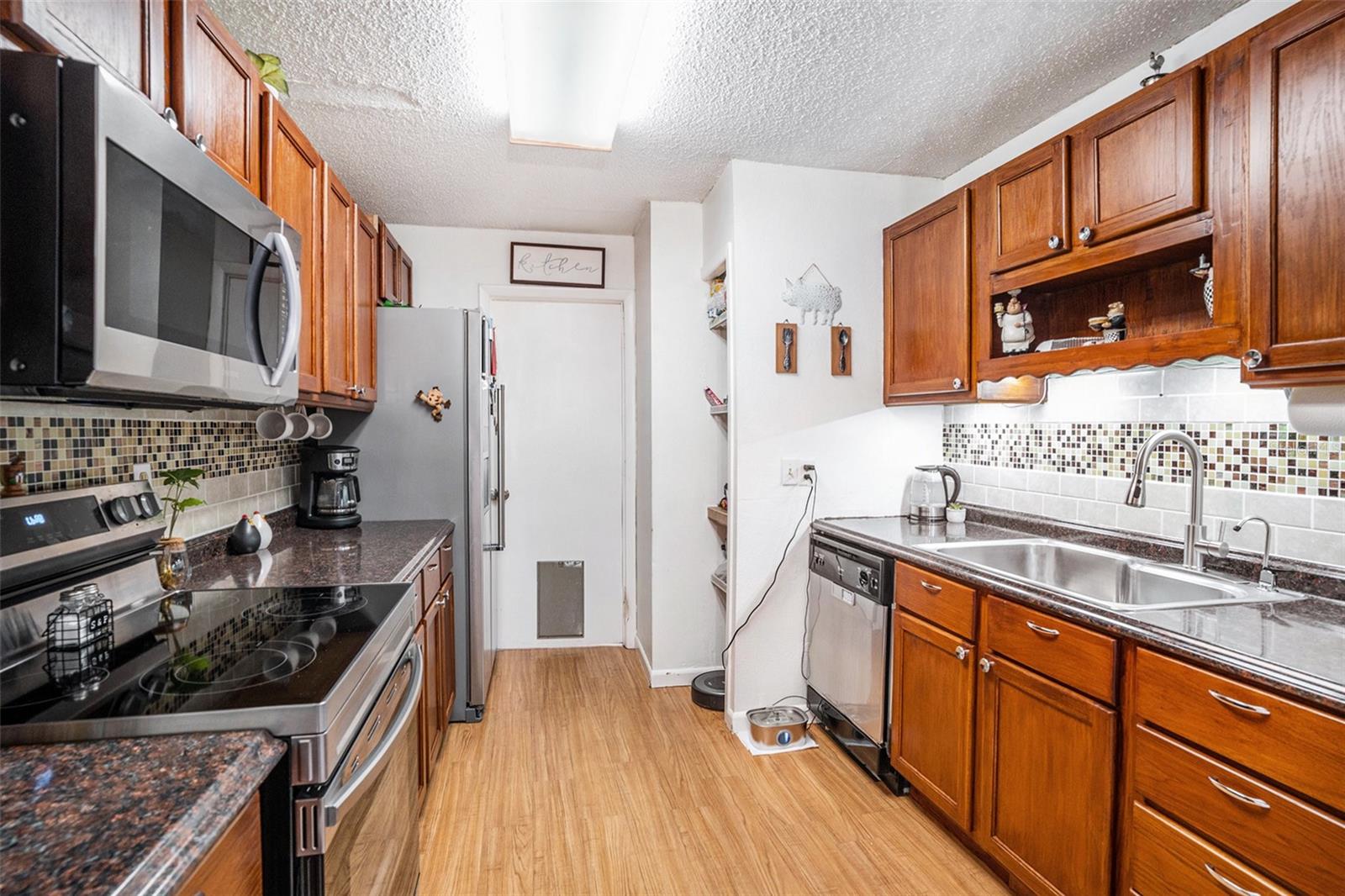 Listing photo id 3 for 1525 Comanche Avenue
