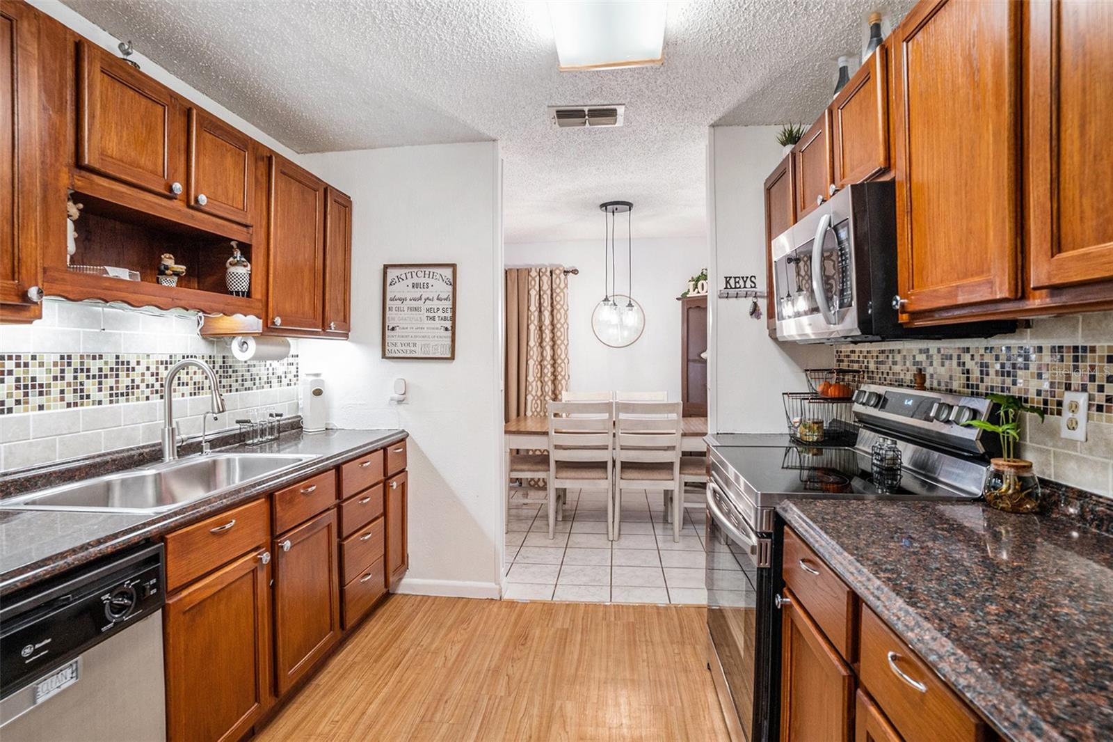 Listing photo id 4 for 1525 Comanche Avenue