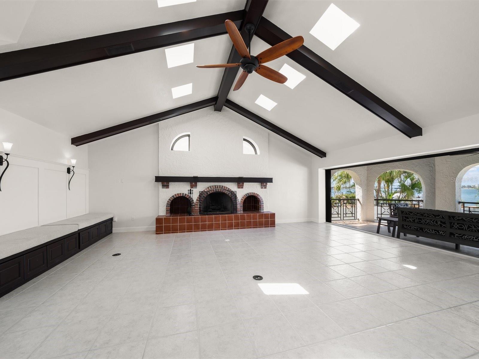 Listing photo id 12 for 191 1st Street W